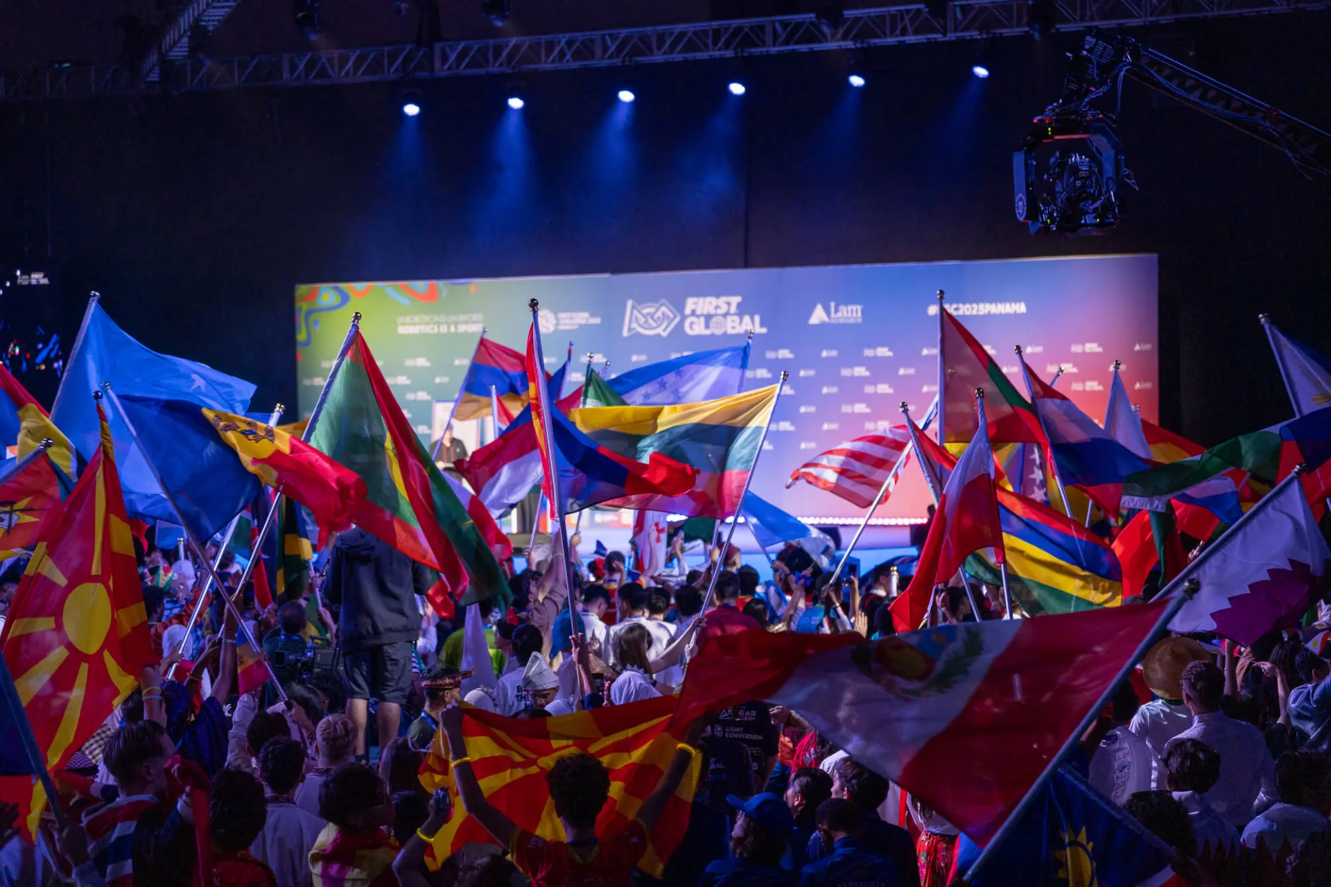 Lietuva vėl spindi pasaulio robotikos olimpiadoje – laimėtas sidabras „FIRST Global Challenge“ Panamoje
