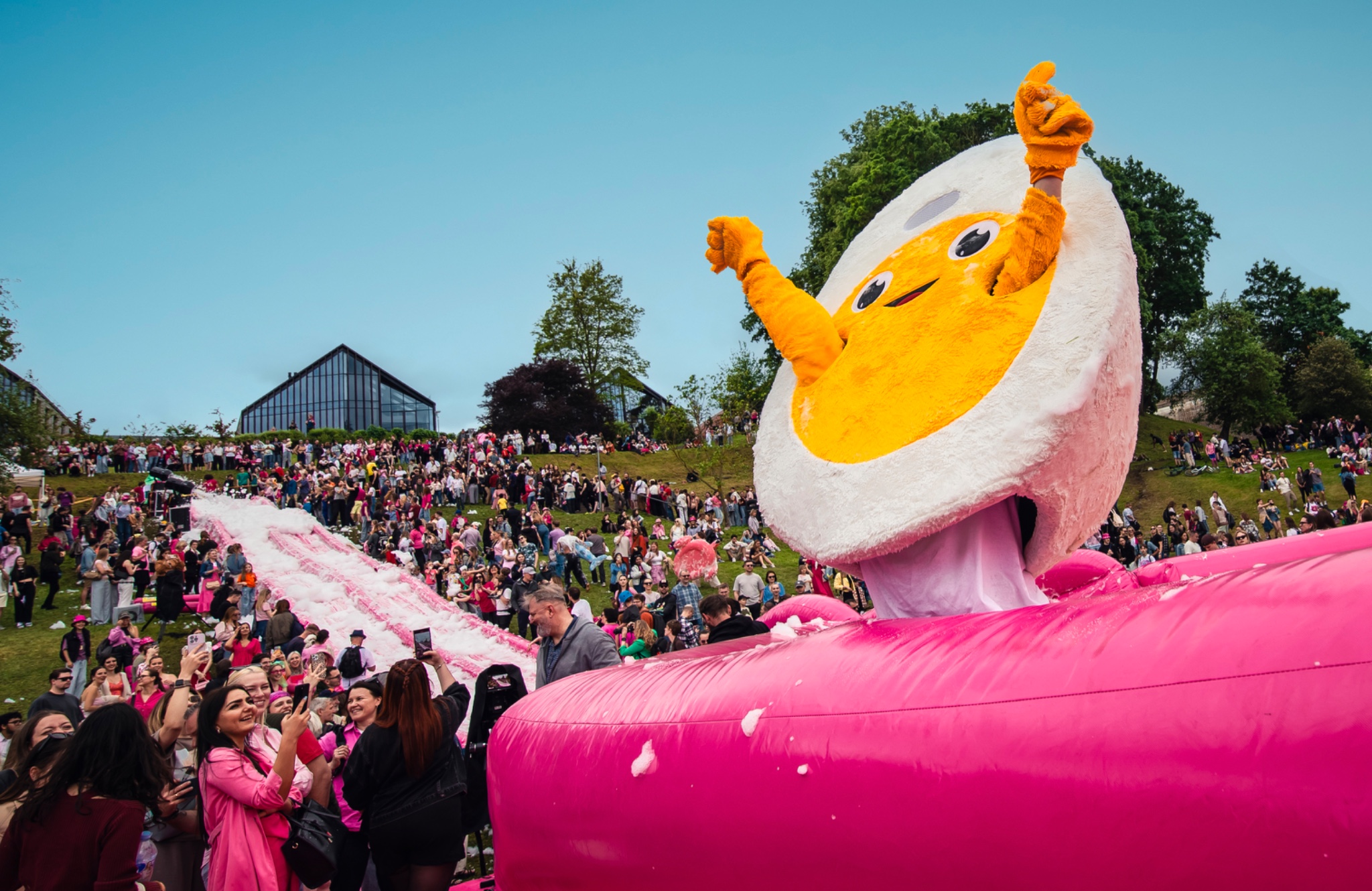 Nuo šaltibarščių parado Nerimi iki rožinės čiuožyklos: „Vilnius Pink Soup Fest“ atskleidžia visą festivalio programą