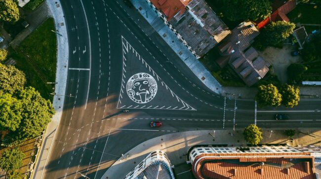 Kaunas kaip žaidimų aikštelė: Fluxus maršrutas kviečia tirpdyti ribas tarp meno ir gyvenimo
