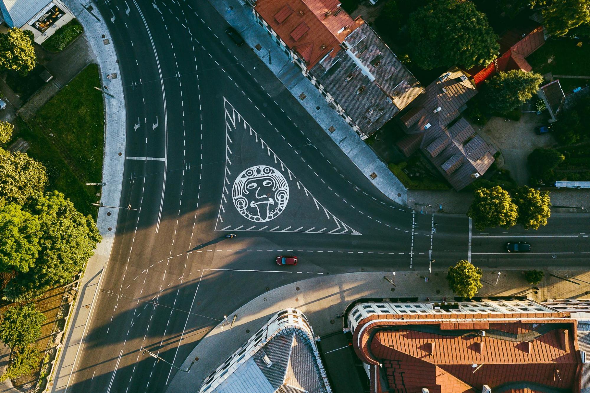 Kaunas kaip žaidimų aikštelė: Fluxus maršrutas kviečia tirpdyti ribas tarp meno ir gyvenimo